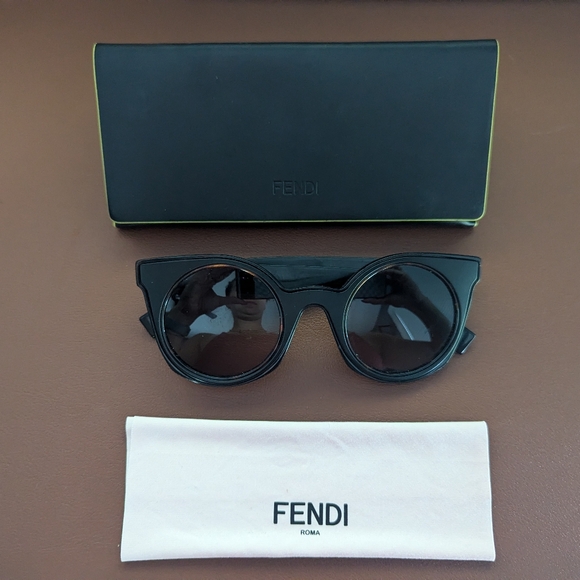 FENDI woman´s cat eye round sunglasses